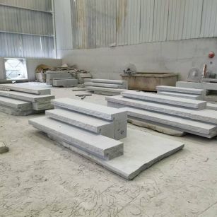 随州 整石台阶（大面火烧+侧面自然面），出货前厂内拼装