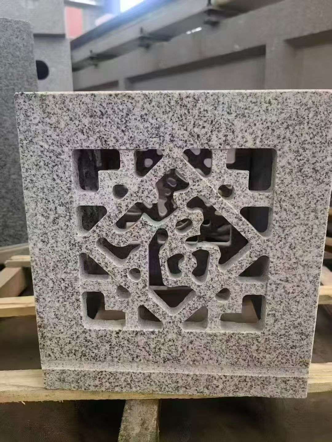 随州 芝麻白花岗岩镂空雕花灯笼